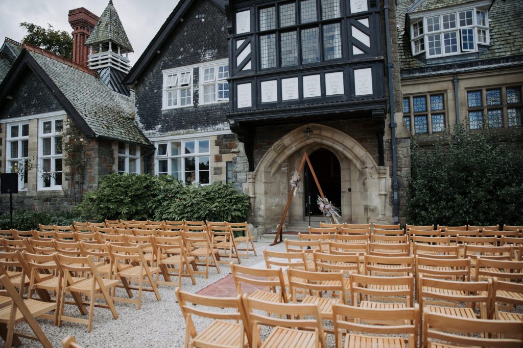 plas dinam outside