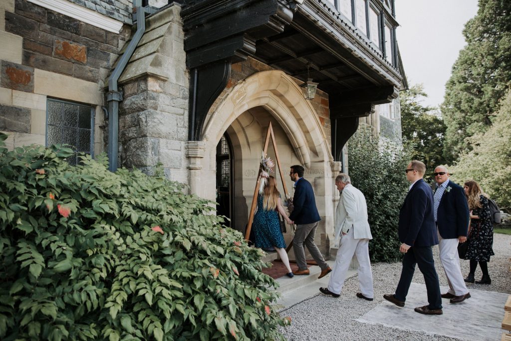 guests entering plas dinam