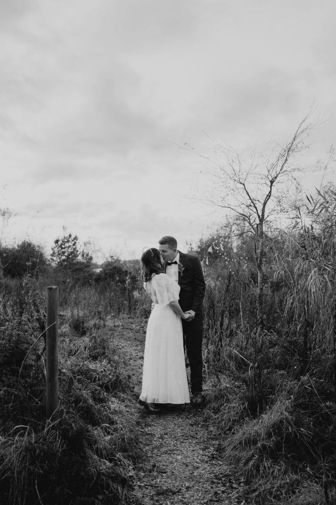 relaxed wedding photographer 