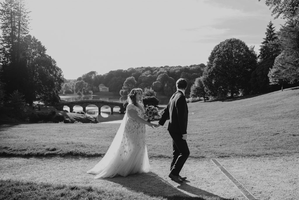 relaxed wedding photographer 