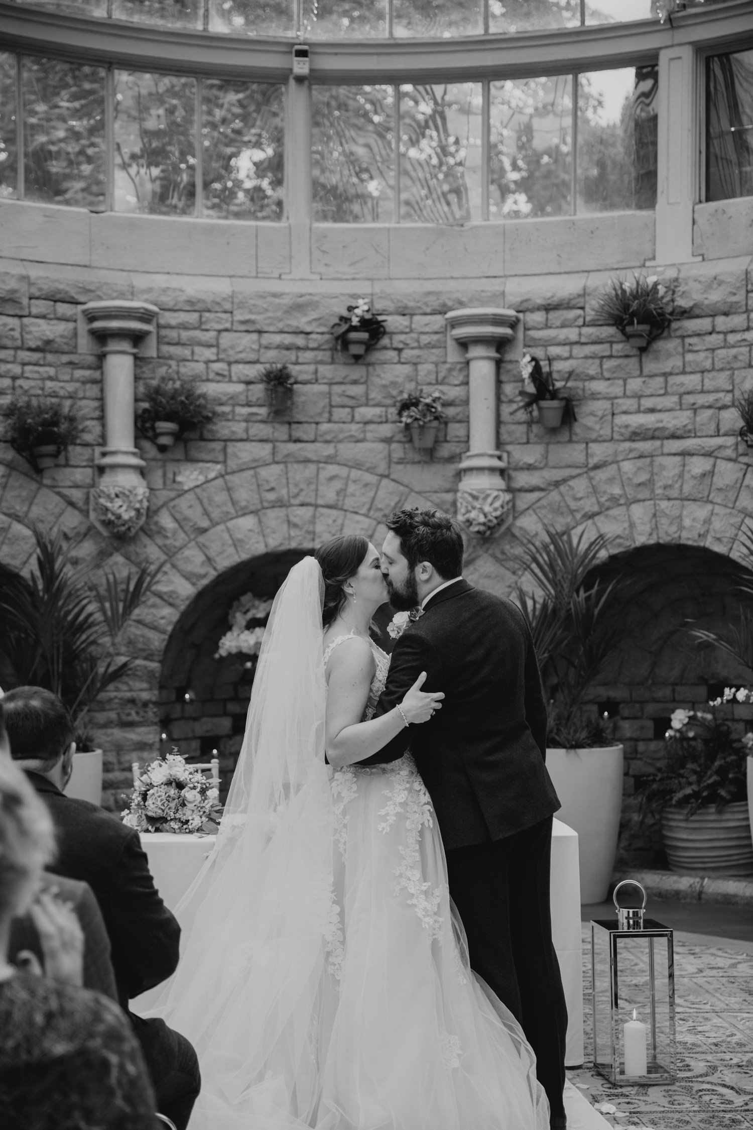 wedding first kiss