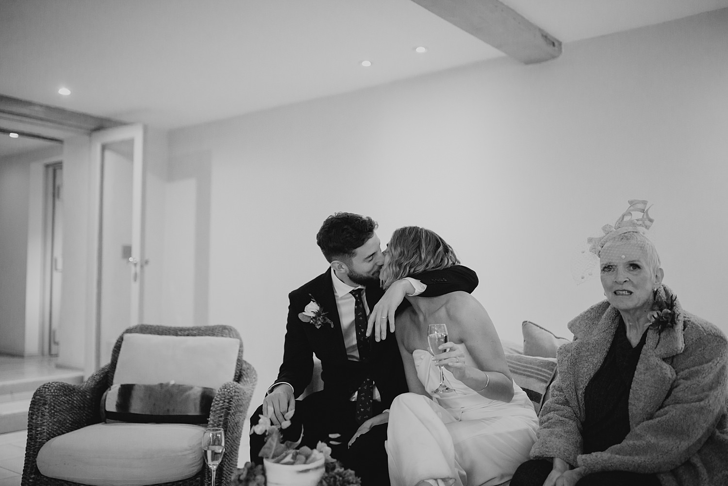 couple kissing